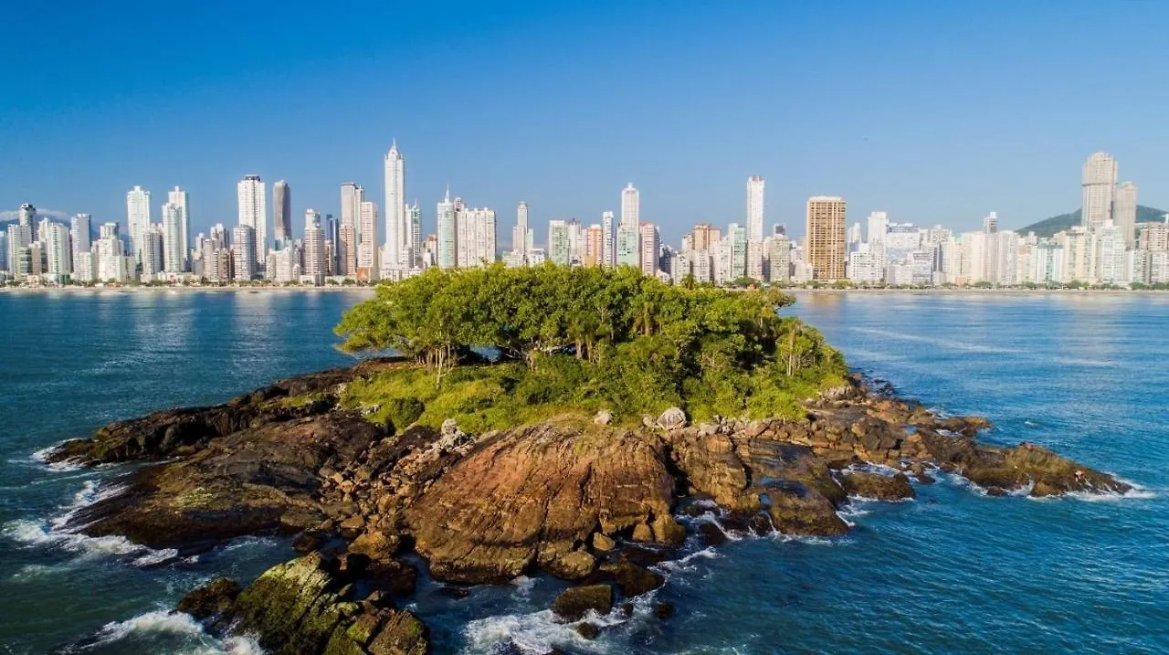Apartamento na Av Atlantica com Ar Condicionado Balneário Camboriú Brasil