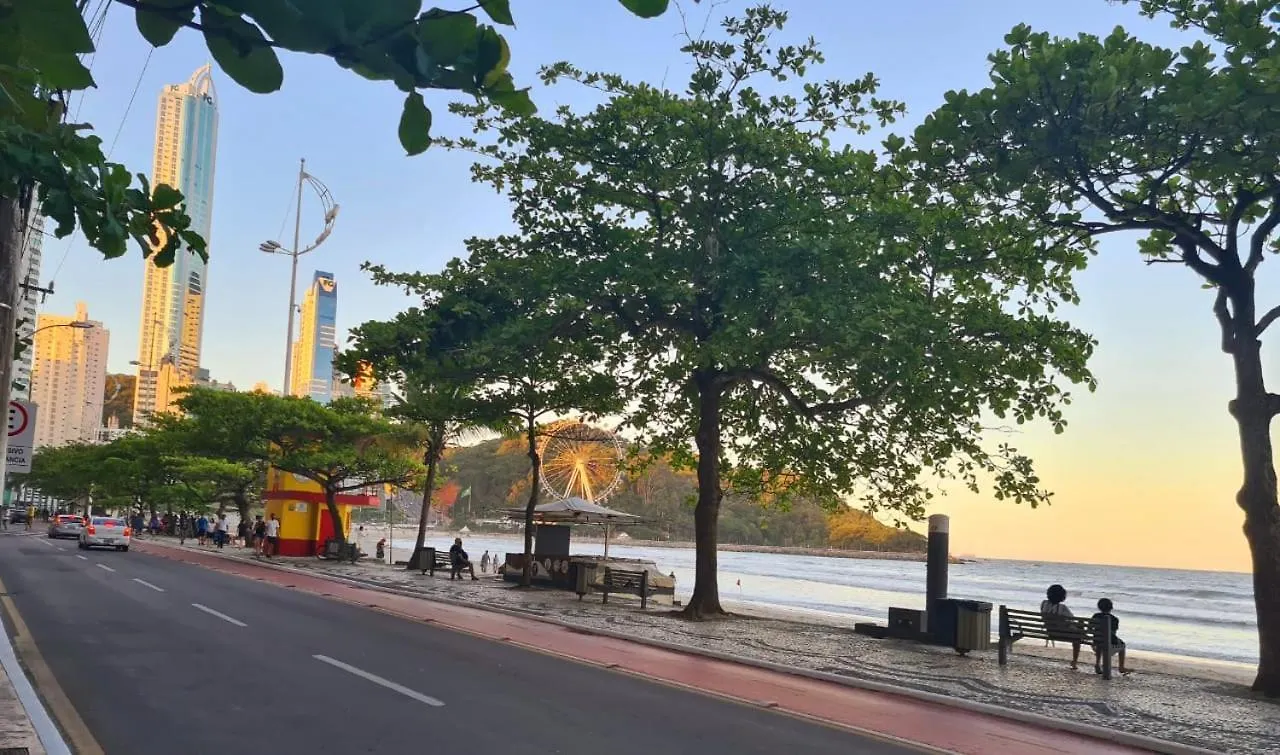 Apartamento na Av Atlantica com Ar Condicionado Balneário Camboriú